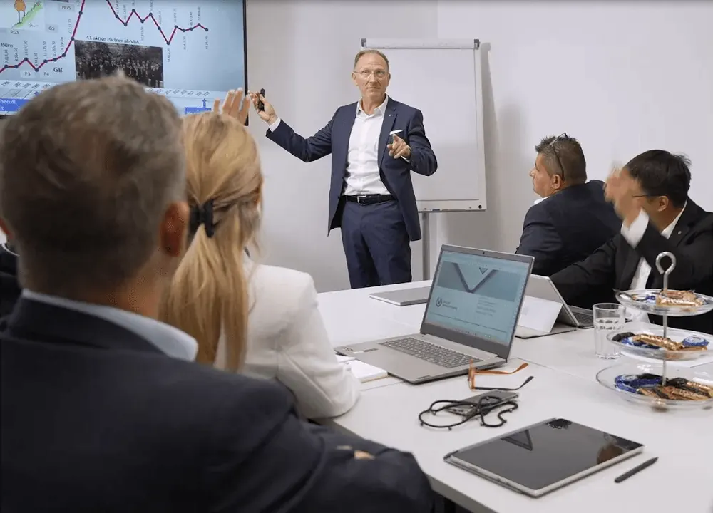 Reinhold Magenheim bei einem Vortrag vor seinem Team