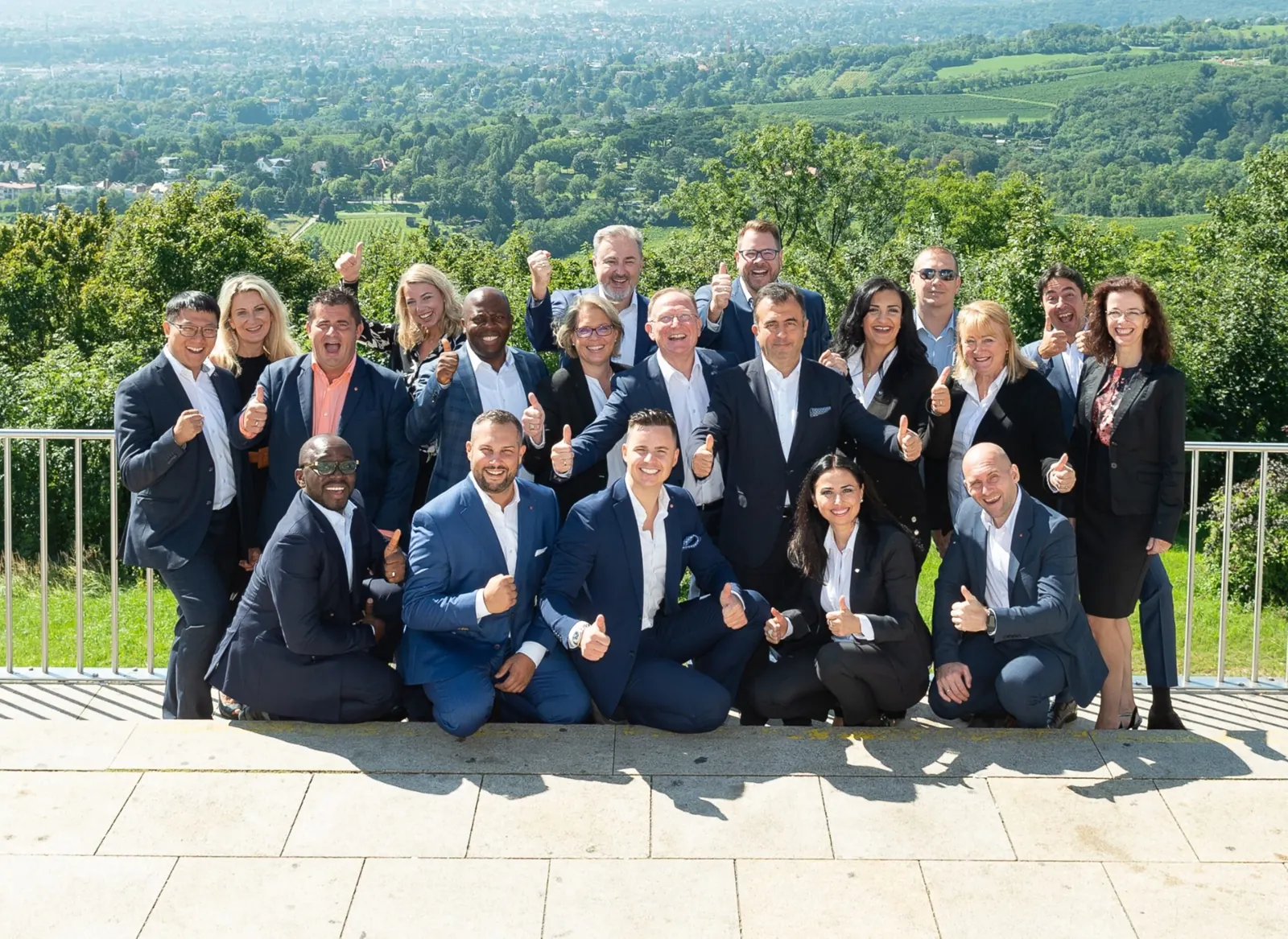 Das Team von Mag. Reinhold Magenheim bei einem gemeinsamen Termin im Freien